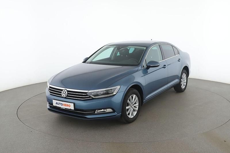 Blau Gebraucht 2018 VW Passat Comfortline Limousine | 19.240 € (Fairer Preis) - Bild 1/3