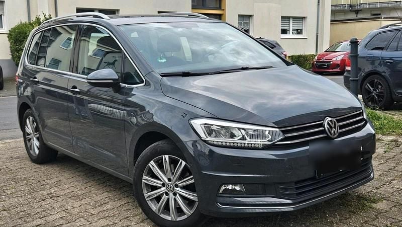 Grau Gebraucht 2019 VW Touran Highline Van / Kleinbus | 17.450 € (Superpreis) - Bild 1/4