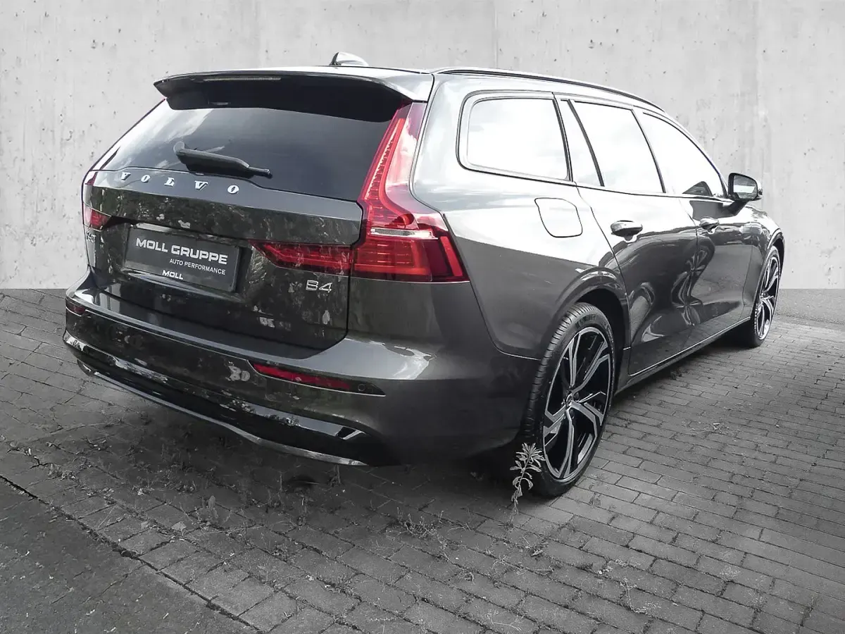 Gebraucht Volvo V60 Plus 197 PS (144 kW) 2023 Platinum grey / metallic Kombi