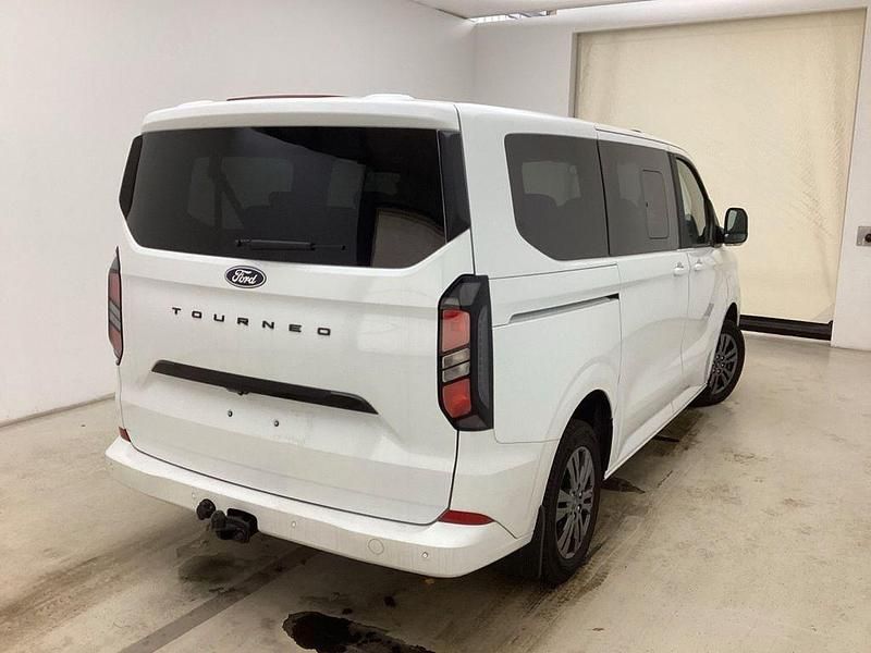 Gebraucht Ford Tourneo Titanium 136 PS (100 kW) 2025 Weiß Van / Kleinbus