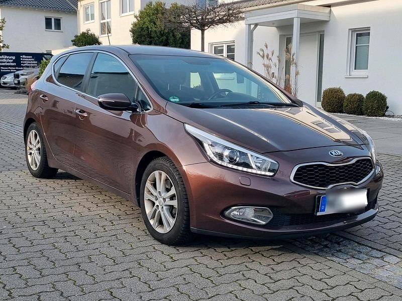 Gebraucht Kia Ceed 128 PS (94 kW) 2014 Braun Kleinwagen