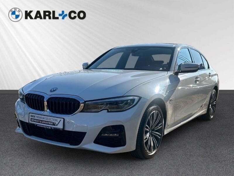 Weiss Gebraucht 2022 BMW 330e M Sport Limousine | 36.458 € (Fairer Preis) - Bild 1/4