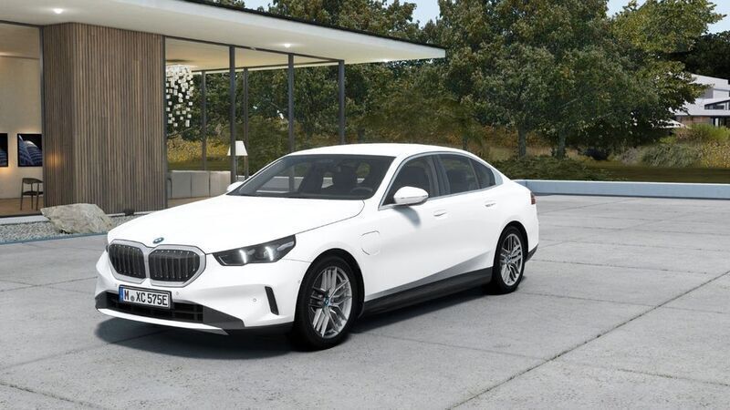 Gebraucht BMW 550e Sport Line 489 PS (359 kW) 2024 Alpinwe uni Limousine