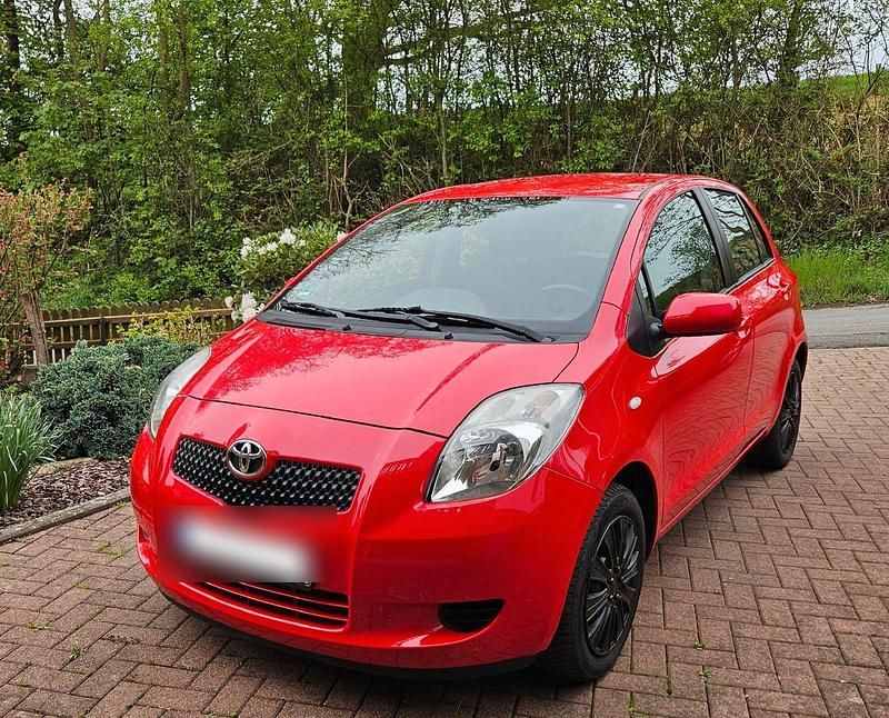Rot Gebraucht 2006 Toyota Yaris Sol Limousine | 4.500 € (Fairer Preis) - Bild 1/4
