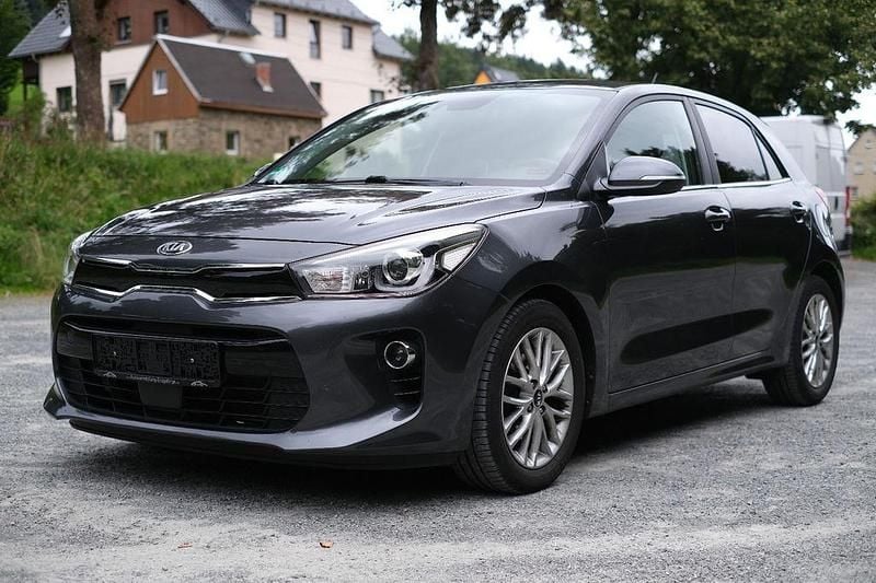Platinum graphite Gebraucht 2017 Kia Rio Spirit Limousine | 10.480 € (Superpreis) - Bild 1/4