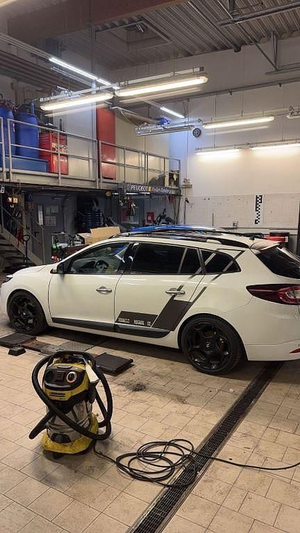 Weiß Gebraucht 2011 Renault Mégane III GT Limousine | 9.000 € (Teuer) - Bild 1/4