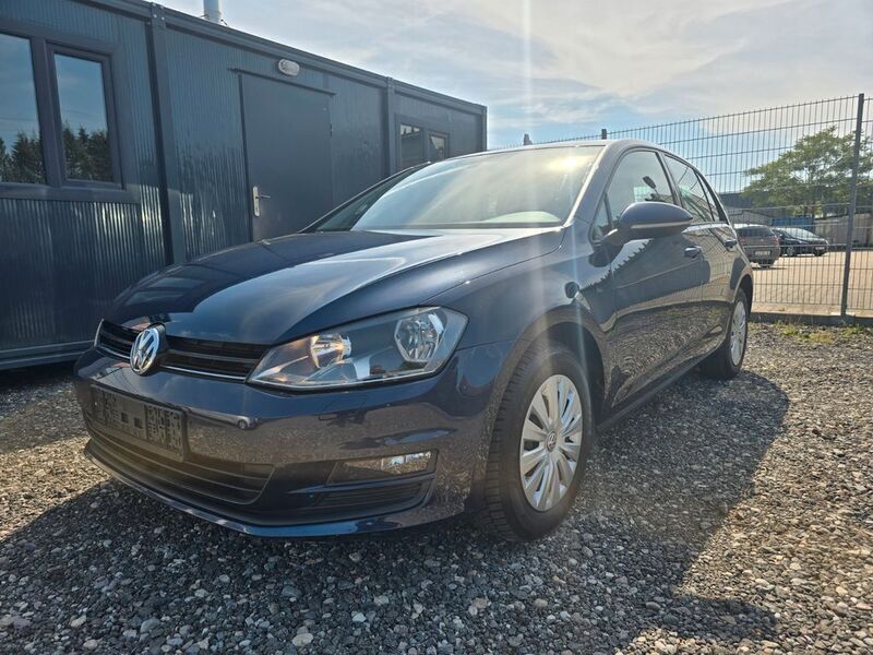 Night blue metallic Gebraucht 2015 VW Golf VII Trendline Limousine | 7.990 € (Guter Preis) - Bild 1/4