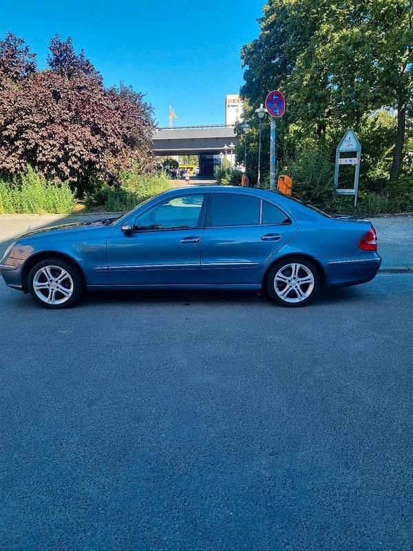 Blau Gebraucht 2003 Mercedes E200 Limousine | 3.950 € (Guter Preis) - Bild 1/4