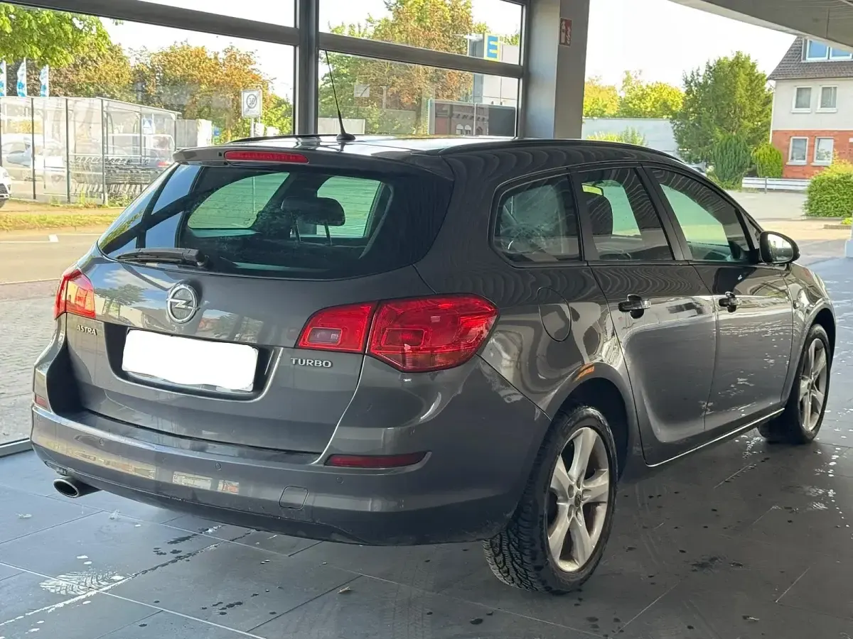 Gebraucht Opel Astra 140 PS (102 kW) 2012 Grau Kombi