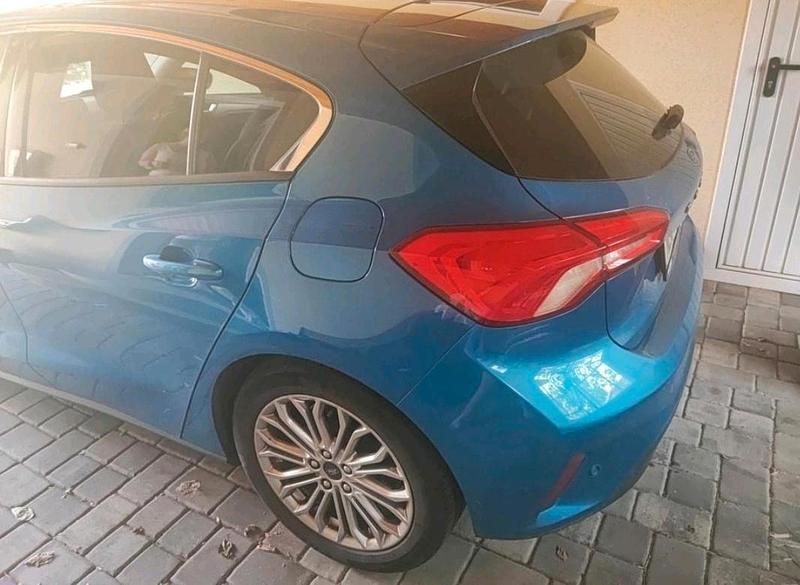 Blau Gebraucht 2019 Ford Focus Limousine | 14.400 € (Fairer Preis) - Bild 1/2