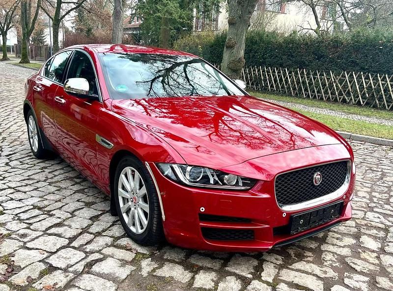 Gebraucht Jaguar XE Pure 200 PS (147 kW) 2017 Firenze red Limousine