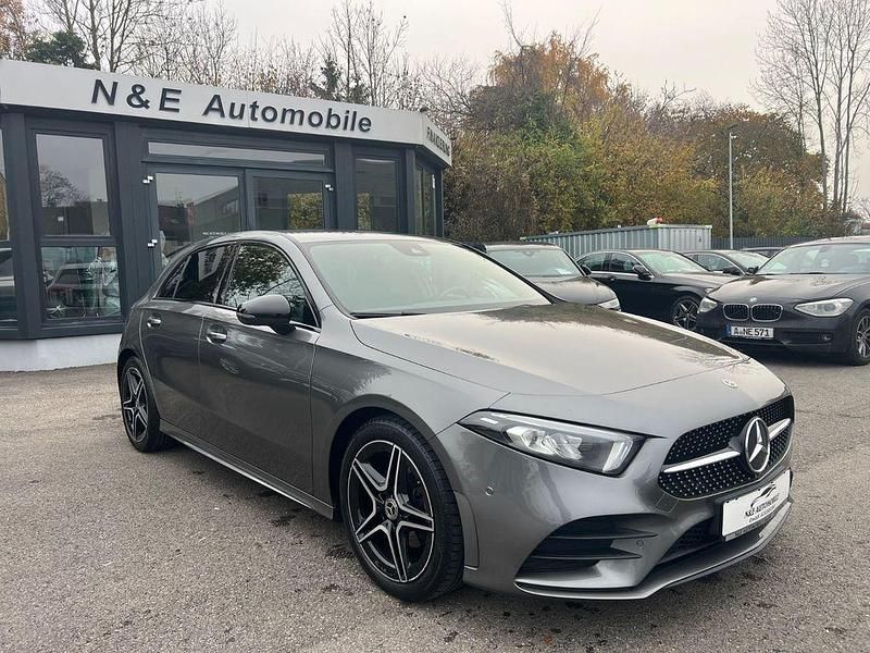 Grau Gebraucht 2020 Mercedes A200 AMG line Limousine | 19.990 € (Guter Preis) - Bild 1/4