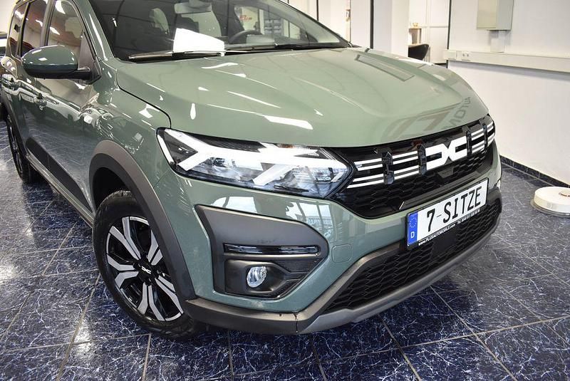 Gebraucht Dacia Jogger Expression 141 PS (103 kW) 2023 Moton lichen kaki Van / Kleinbus