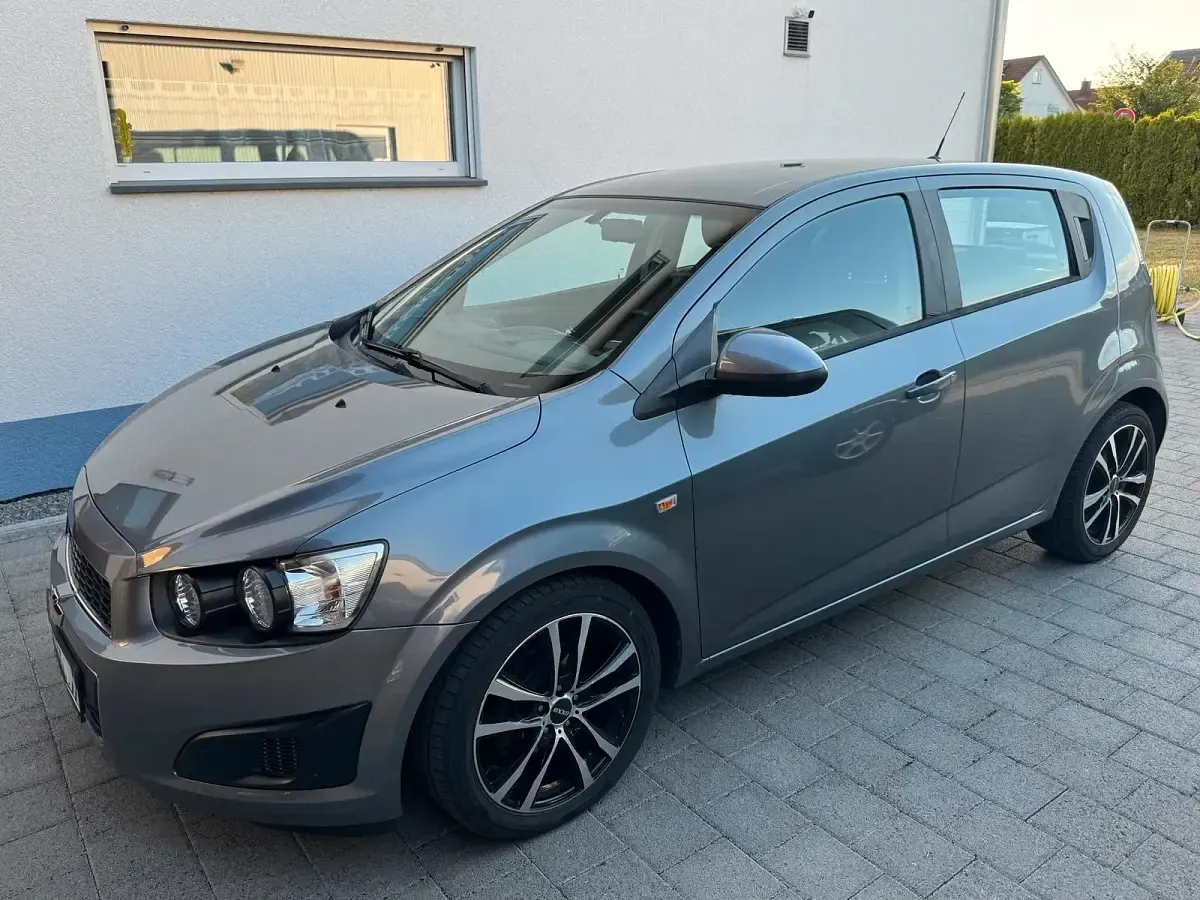 Gebraucht Chevrolet Aveo 75 PS (55 kW) 2013 Grau Kleinwagen