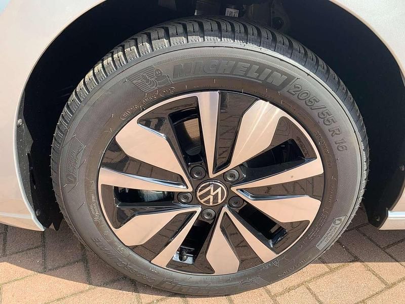 Gebraucht VW Golf VIII Move 131 PS (96 kW) 2023 Reflexsilber Kleinwagen