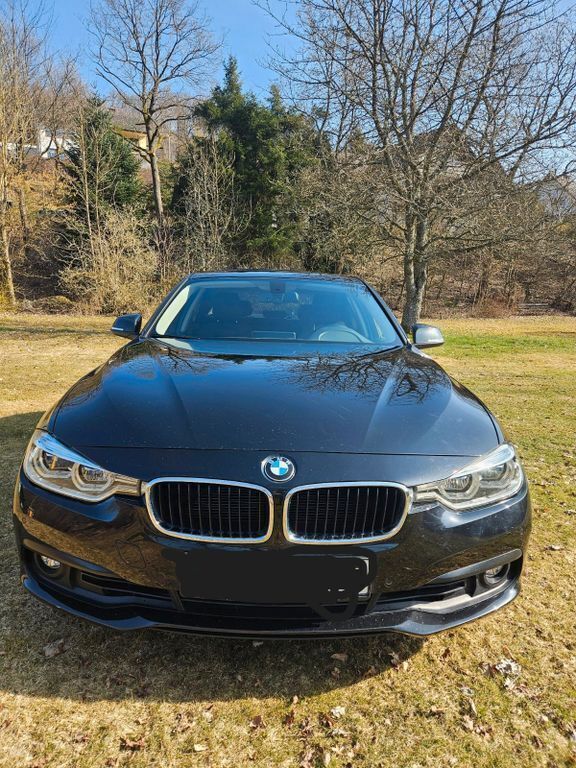 Schwarz Gebraucht 2018 BMW 330 Limousine | 25.900 € (Fairer Preis) - Bild 1/4