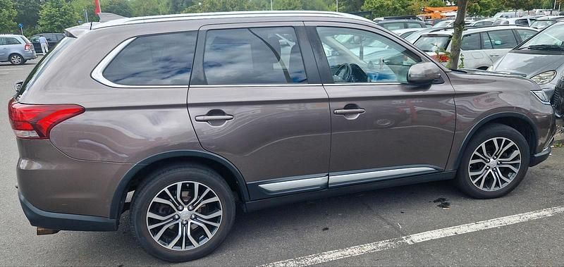 Grau Gebraucht 2017 Mitsubishi Outlander Diamant Edition SUV | 13.900 € (Fairer Preis) - Bild 1/4