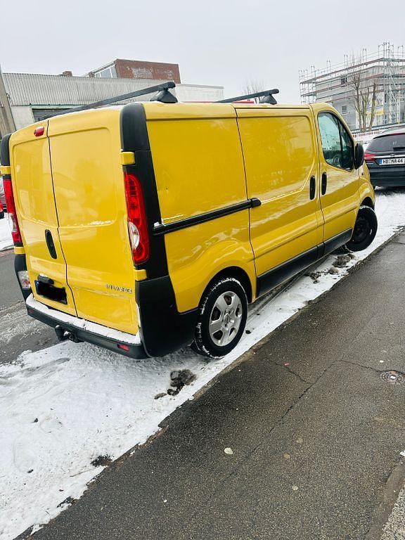 Gelb Gebraucht 2011 Opel Vivaro Van / Kleinbus | 8.300 € (Etwas zu teuer) - Bild 1/4
