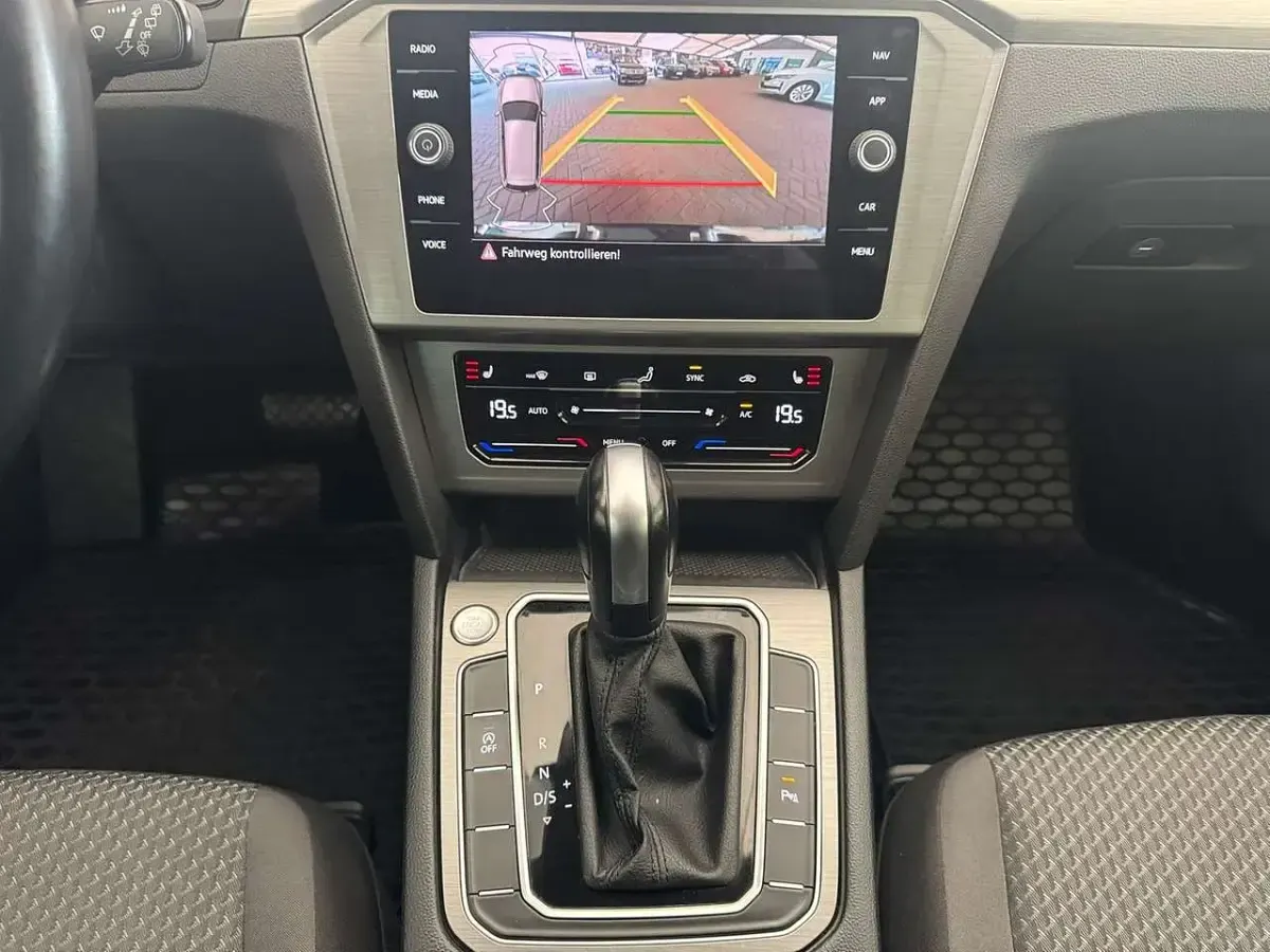 Używany VW Passat Basis 150 KM (110 kW) 2022 Czarny Kombi