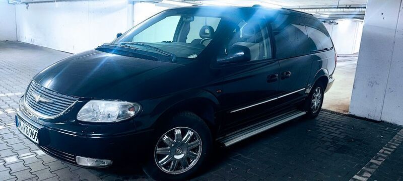 Schwarz Gebraucht 2003 Chrysler Grand Voyager Limited Van / Kleinbus | 2.900 € (Guter Preis) - Bild 1/4