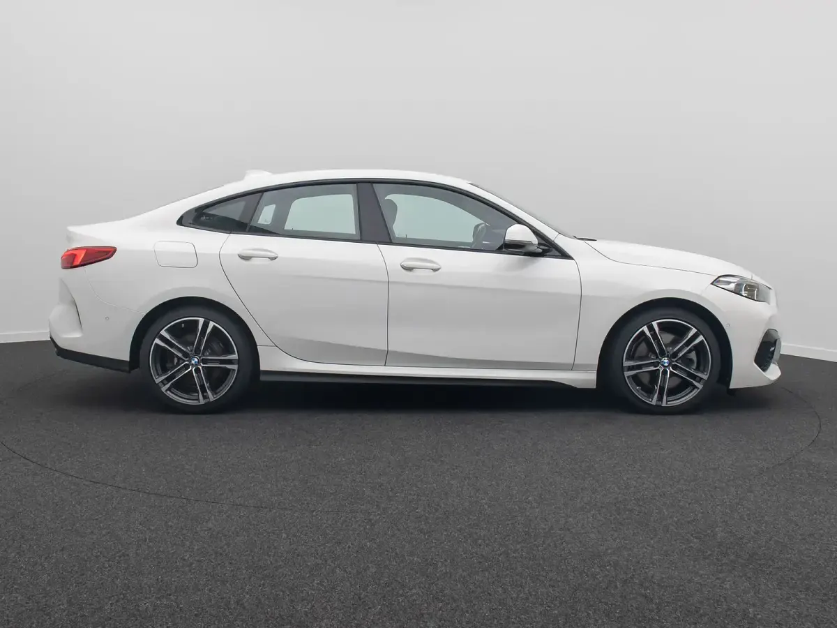 Gebraucht BMW 220 M Sport 190 PS (139 kW) 2023 Alpinweiã uni300 Limousine
