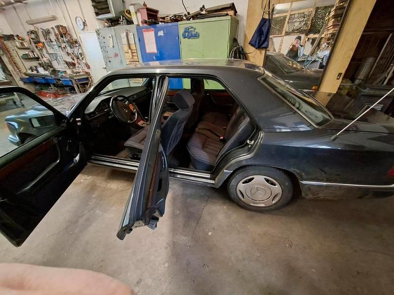 Gebraucht Mercedes E230 1991 Schwarz Limousine