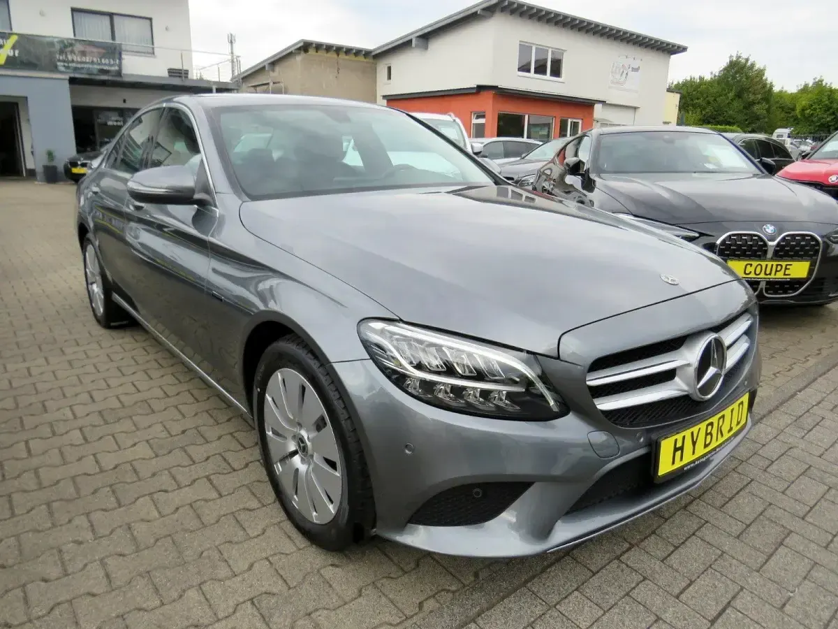 Gebraucht Mercedes C300 Avantgarde 194 PS (142 kW) 2021 Grau Limousine
