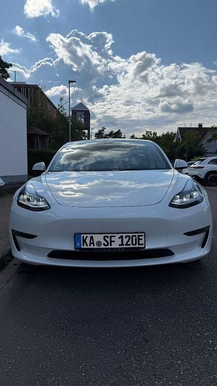 Weiß Gebraucht 2023 Tesla Model 3 Limousine | 35.000 € (Teuer) - Bild 1/4