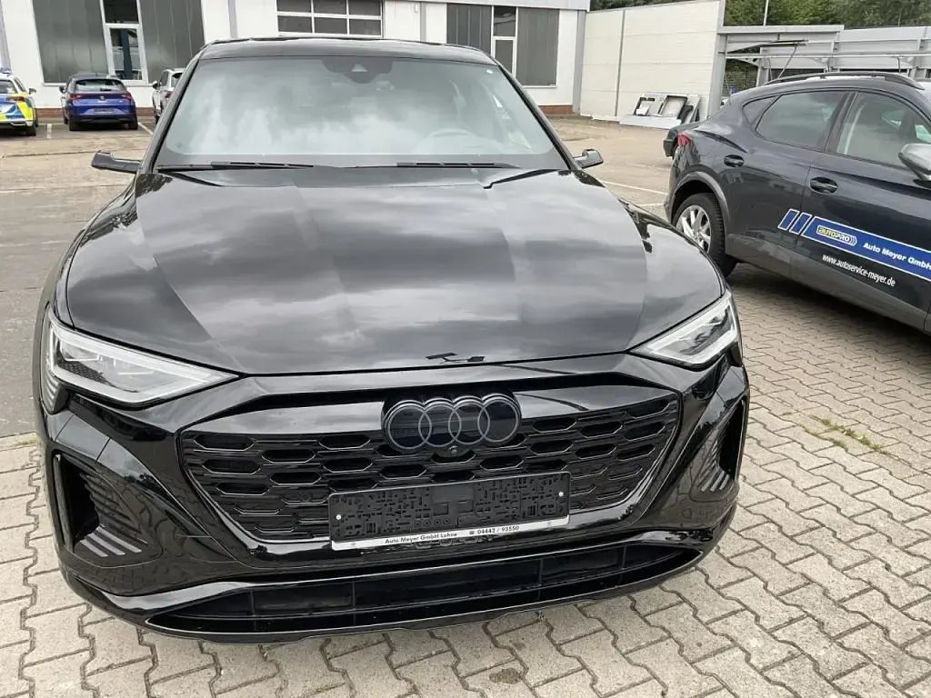 Gebraucht Audi Q8 Sportback e-tron Comfort 300 kW (408 PS) 2023 Mythosschwarz (metallic) SUV