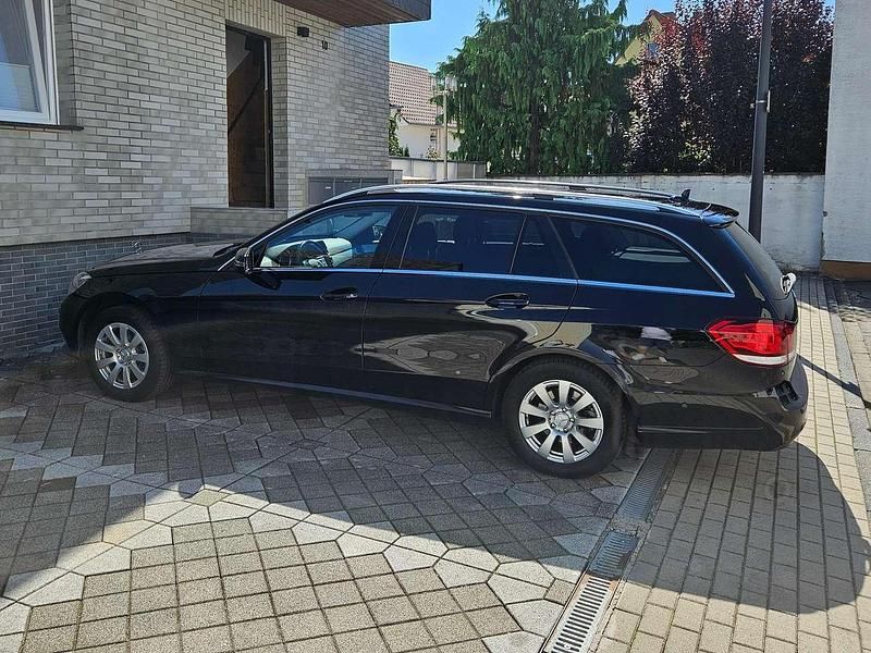 Schwarz Gebraucht 2015 Mercedes E200 Edition Kombi | 10.500 € (Guter Preis) - Bild 1/4