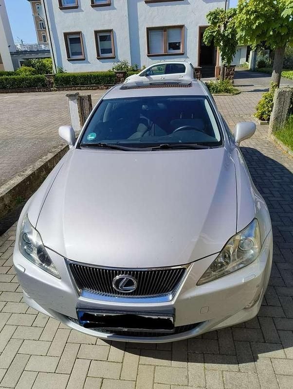 Grau Gebraucht 2008 Lexus IS220d Limousine | 9.199 € (Teuer) - Bild 1/4
