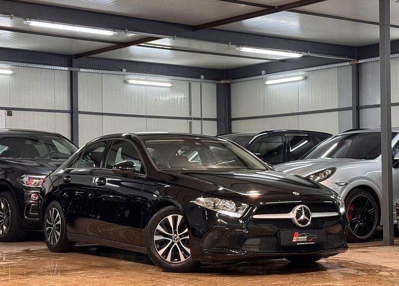 Gebraucht Mercedes A180 116 PS (85 kW) 2020 Schwarz Limousine