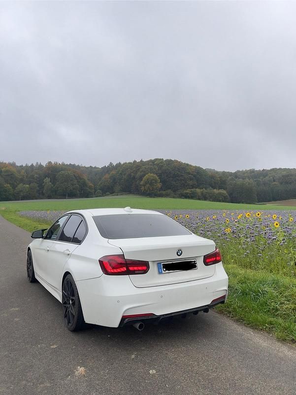 Gebraucht BMW 320 2012 Weiß Limousine