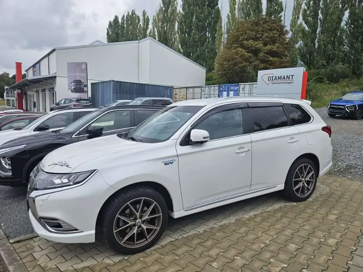 Gebraucht Mitsubishi Outlander P-HEV Edition 135 PS (99 kW) 2018 Perlmuttweiß SUV