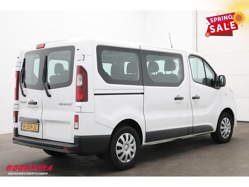 Second-hand Renault Trafic Expression 95 CP (69 kW) 2018 Alb Monovolum