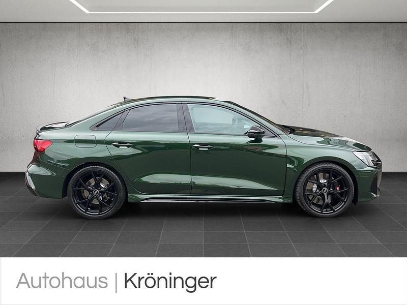 Neu Audi RS3 Sport 400 PS (294 kW) 2025 Grün Limousine