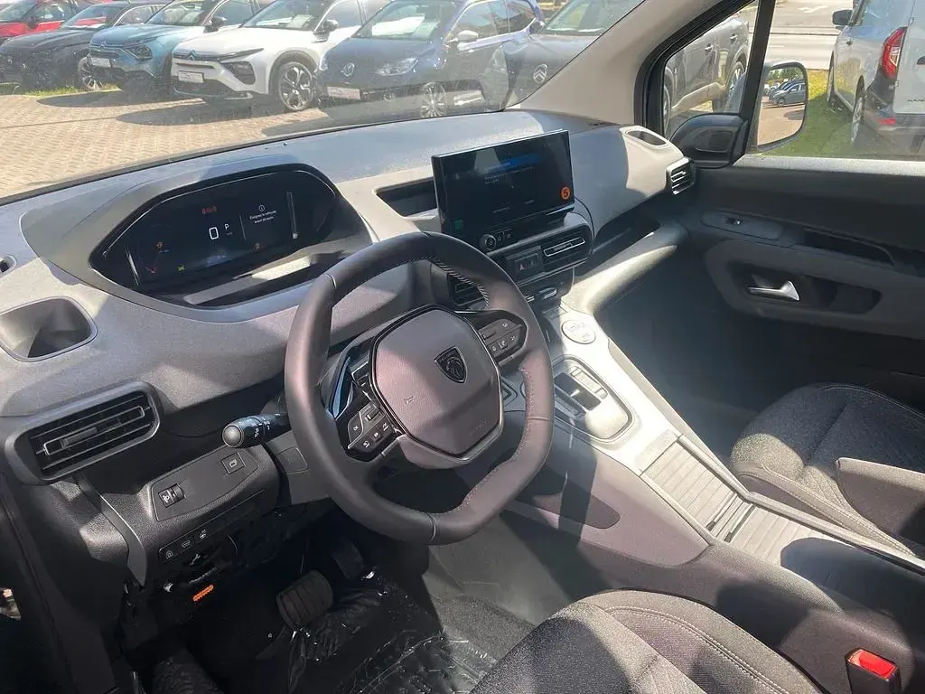 Neu Peugeot Rifter Allure 131 PS (96 kW) 2026 Schwarz Van / Kleinbus