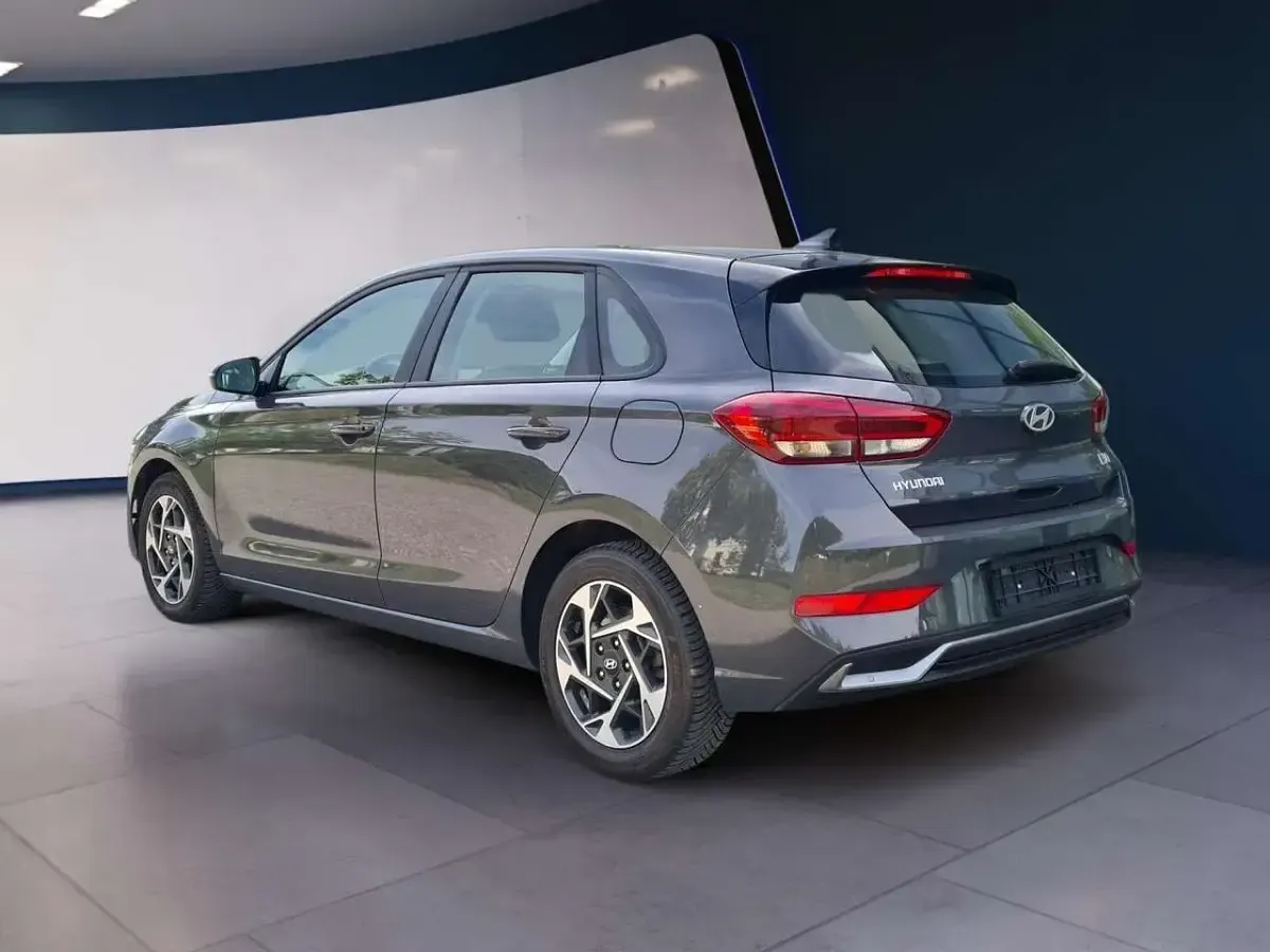 Gebraucht Hyundai i30 Advantage 101 PS (74 kW) 2024 Ecotraonic grey pearl Limousine