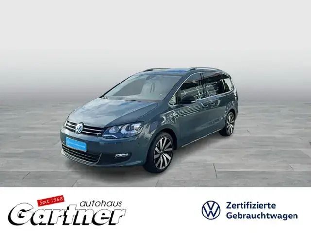 Blau (petroleum blue metallic) Gebraucht 2022 VW Sharan Active Van / Kleinbus | 41.675 € - Bild 1/4