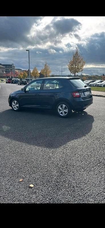 Gebraucht Skoda Fabia 60 PS (44 kW) 2016 Blau Kleinwagen