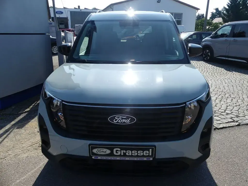 Neu Ford Tourneo Courier Titanium 125 PS (91 kW) 2026 Grau Van / Kleinbus