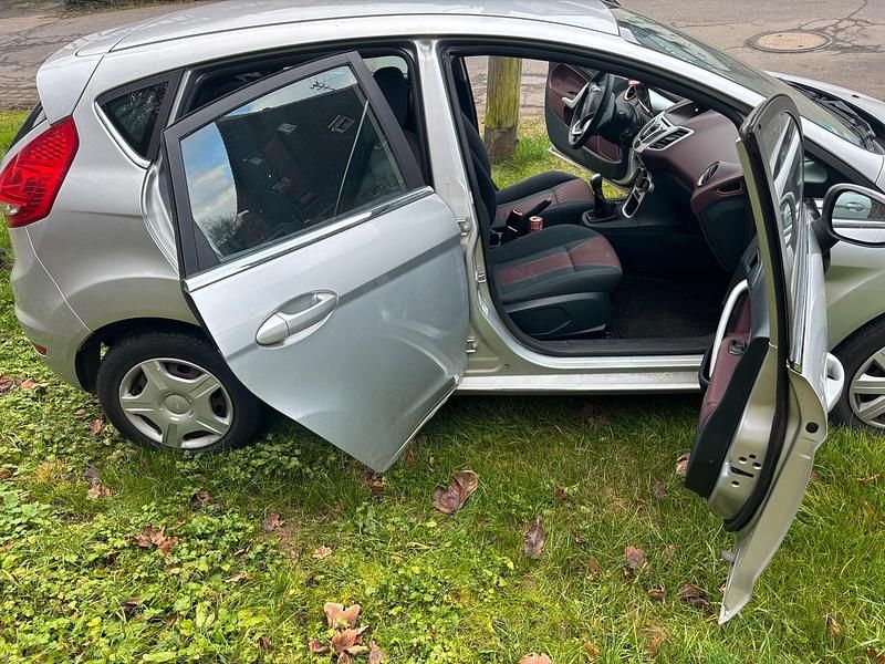 Gebraucht Ford Fiesta Trend 85 PS (62 kW) 2008 Silber Kleinwagen