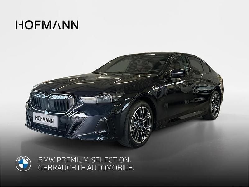 Carbonschwarz metallic Gebraucht 2024 BMW 550e M Sport Limousine | 78.890 € (Guter Preis) - Bild 1/3