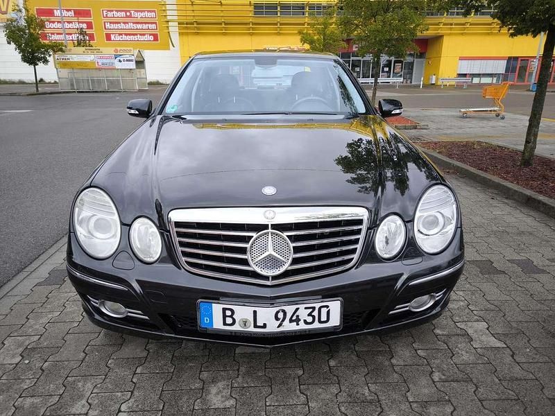 Schwarz Gebraucht 2009 Mercedes E320 Avantgarde Limousine | 7.980 € (Fairer Preis) - Bild 1/4