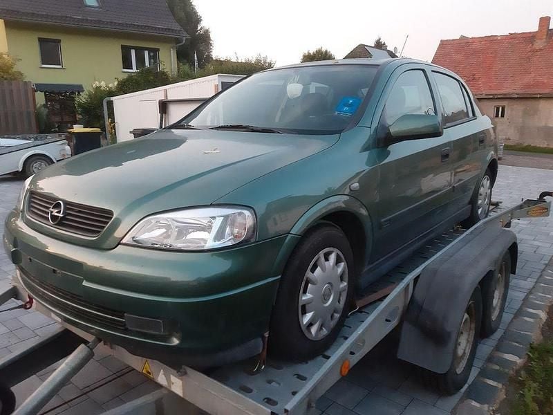 Grün Gebraucht 1998 Opel Astra Comfort Limousine | 750 € (Superpreis) - Bild 1/4