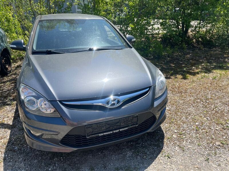 Grau Gebraucht 2011 Hyundai i30 Comfort Limousine | 4.200 € (Guter Preis) - Bild 1/4