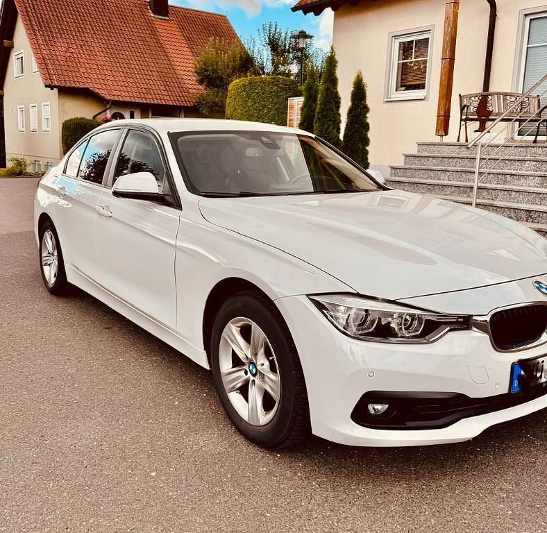 Weiß Gebraucht 2018 BMW 318 Advantage Limousine | 14.299 € (Teuer) - Bild 1/4