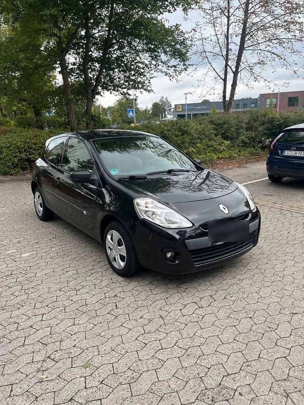 Grau Gebraucht 2010 Renault Clio III Limousine | 2.499 € (Guter Preis) - Bild 1/4