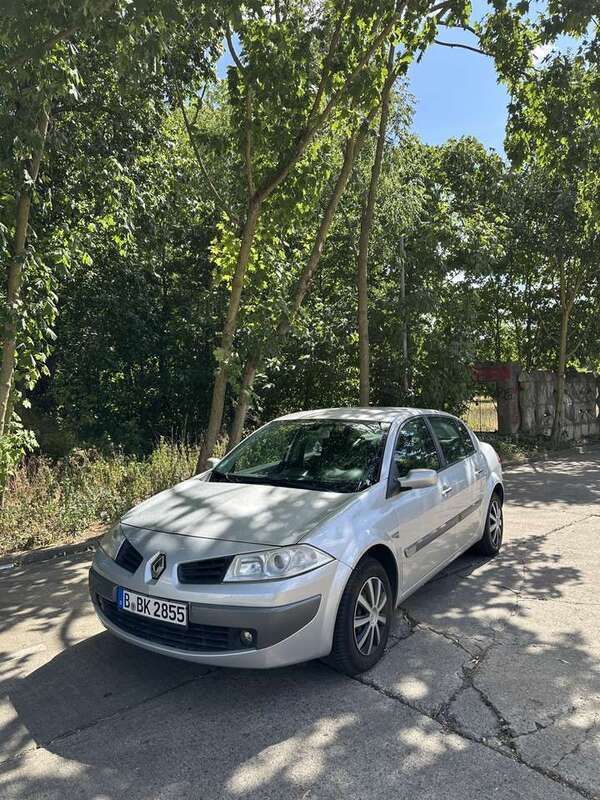 Grau Gebraucht 2006 Renault Mégane II Dynamique Limousine | 2.000 € (Fairer Preis) - Bild 1/4