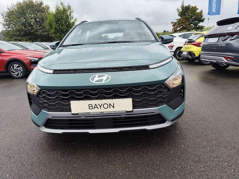 Neu Hyundai Bayon Select 101 PS (74 kW) 2025 Grün SUV